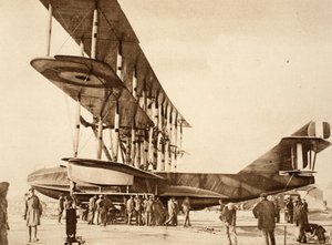 飛行機の側面図、1914-19 作： English Photographer